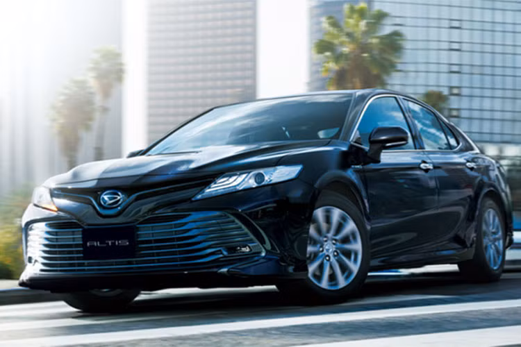 Mới đây, hãng xe hơi đình đám Toyota đã chính thức tung mẫu sedan cỡ trung Camry Hybrid 2018 ra thị trường Nhật Bản cũng như Thế giới. Hóa ra, không chỉ riêng Toyota mà nhãn hiệu Daihatsu cũng trình làng Camry Hybrid 2018 riêng của mình dưới cái tên Daihatsu Altis 2018 mới.