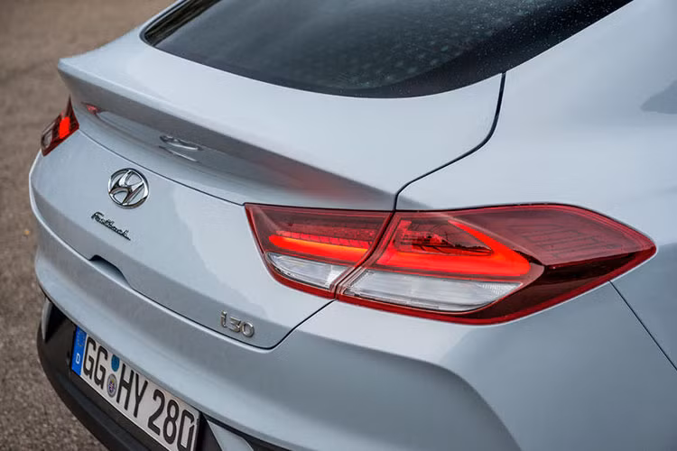 Phần thân của mẫu xe này thiết kế mượt mà với nóc dốc về phía sau đúng dạng coupe và bộ vành hợp kim thể thao. Thiết kế hình giọt nước này kết thúc ở đuôi xe với cánh gió sau tích hợp. Trong khi đó, cột C và kính chắn gió sau được khẳng định có thiết kế tương tự dòng xe hạng sang.