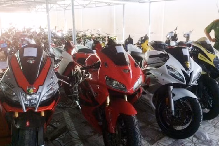 Hang loat moto PKL nghi nhap lau 