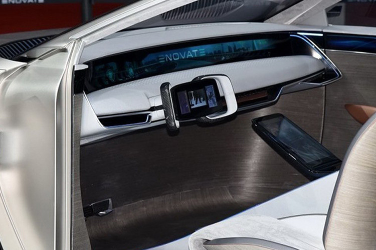 Nội thất phong cách tương lai với 4 ghế ngồi tách biệt, nhiều vị trí trang trí bằng gỗ và nhiều màn hình hơn mức cần thiết là những đặc tính nổi bật khác của mẫu xe này. Enovate nói rằng ME-S cũng sẽ trang bị với công nghệ tự lái Cấp 4, cũng như kết nối mạng giao thông 5G.