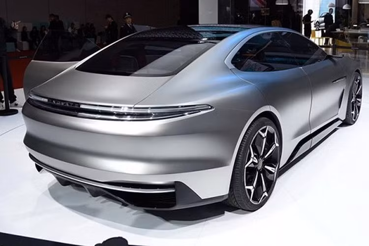 Phía sau của xe cho thấy mức độ tương đồng đến đáng báo động khi mang đậm phong cách của mẫu xe sang Đức - Porsche Panamera, trong khi thiết kế cửa tự sát lại gợi ý người nhìn tới mẫu concept Mission E.