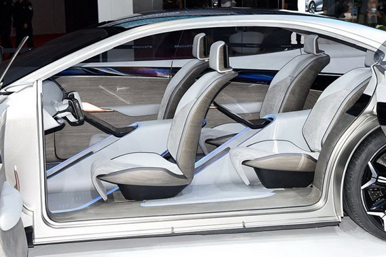 Theo nhiều người yêu xe cho hay, quả thật cũng không bất ngờ khi biết rằng thiết kế trưởng của Enovate là Hakan Saracoglu, người đã có đóng góp vào những sản phẩm như Porsche 918 Spyder.