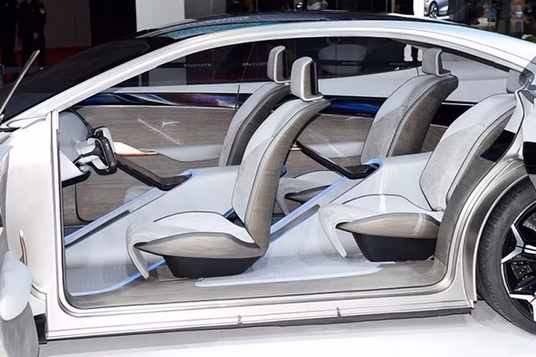 Theo nhiều người yêu xe cho hay, quả thật cũng không bất ngờ khi biết rằng thiết kế trưởng của Enovate là Hakan Saracoglu, người đã có đóng góp vào những sản phẩm như Porsche 918 Spyder.