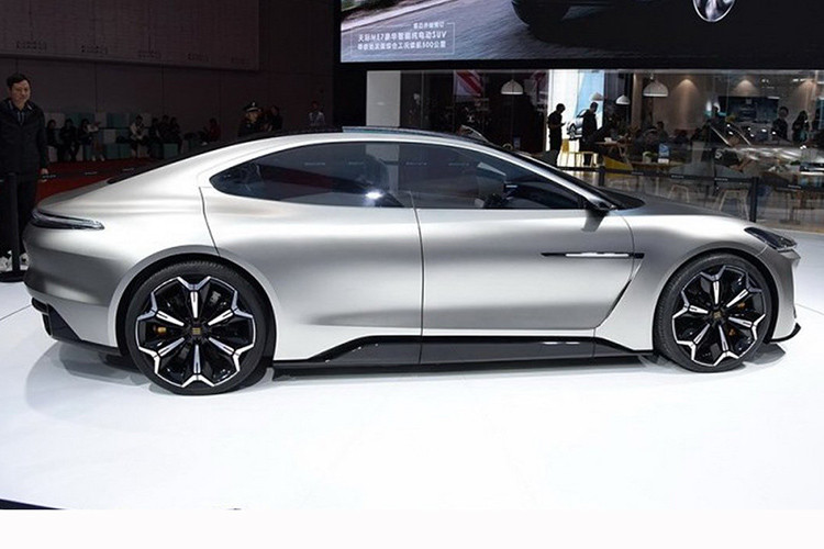 Nhà sản xuất ôtô Enovate Motors nói rằng ME-S sẽ bước vào sản xuất trong năm 2021, Mẫu xe sedan hạng sang Enovate ME-S mới này sẽ được trang bị một cụm pin 800 V và tương thích với tỉ lệ sạc 300 kW. Điều này đồng nghĩa rằng ME-S sẽ có thể sạc điện lên 80% chỉ trong 15 phút.