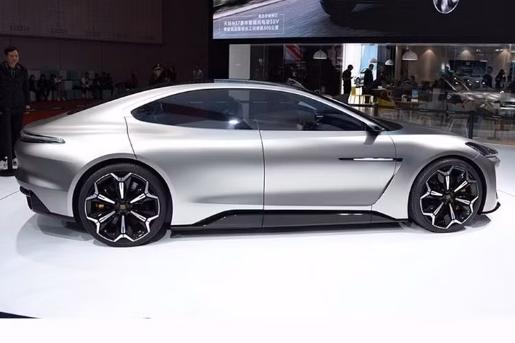 Nhà sản xuất ôtô Enovate Motors nói rằng ME-S sẽ bước vào sản xuất trong năm 2021, Mẫu xe sedan hạng sang Enovate ME-S mới này sẽ được trang bị một cụm pin 800 V và tương thích với tỉ lệ sạc 300 kW. Điều này đồng nghĩa rằng ME-S sẽ có thể sạc điện lên 80% chỉ trong 15 phút.