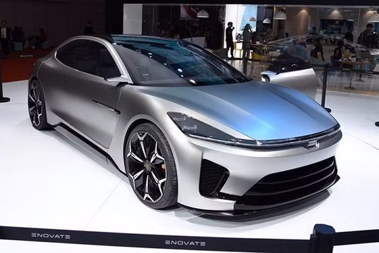 Mới đây, mẫu xe Enovate ME-S của Trung Quốc, một mẫu concept sedan 4-cửa đã được ra mắt ở Triển lãm Ô tô Thượng Hải 2019, chiếc xe này sở hữu một dáng vẻ đẹp mắt và quen thuộc đến bất ngờ khi mang phong cách của xe sang Porsche Panamera.