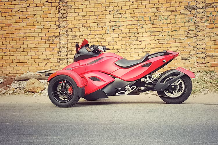 Lần đầu tiên xuất hiện tại Việt Nam vào năm 2011, những chiếc xe môtô 3 bánh Bombardier Can-am Spyder Rotax 990 thực sự là một cú sốc mạnh cho những người hâm mộ môtô phân khối lớn. Và nó tạo ra một mốc lịch sử đầy ấn tượng khi trở thành chiếc xe đầu tiên tại Châu Á nói chung và Việt Nam nói riêng.