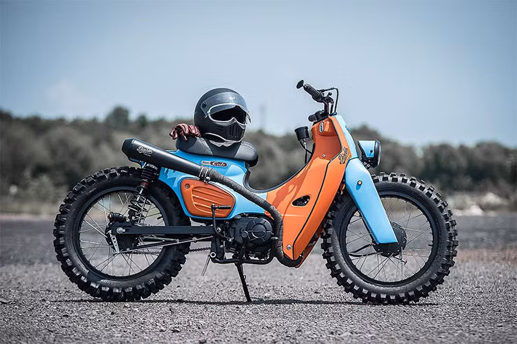 Thoạt nhìn, bản độ mang tên Diablo của xưởng K-speed cho một cái nhìn rất hài hòa với bộ màu sắc trẻ trung, mạnh mẽ gồm cam và xanh dương được sơn lì rất "mượt". Cặp lốp gai hầm hố là điểm nhấn đáng chú ý của xe khi làm người xem có cảm giác về một chiếc xe mạnh mẽ, cộc cằn.