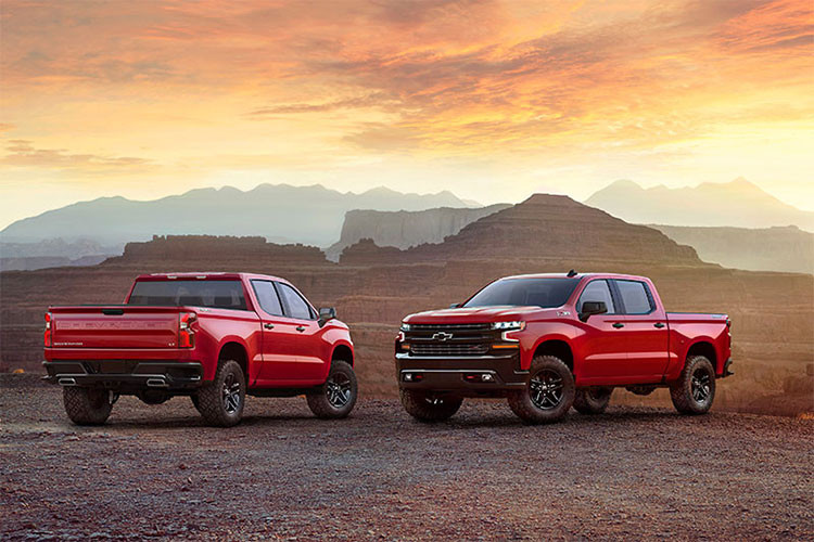 Mẫu xe bán tải cỡ lớn Chevrolet Silverado 2019 mới đã chính thức trình làng trong triển lãm ôtô Detroit 2018 diễn ra vào tháng 1 năm nay. Sau 4 tháng, hãng Chevrolet tiếp tục bổ sung 1 động cơ mới cho đối thủ của Ford F-Series và Ram 1500, đó là máy xăng 4 xi-lanh, dung tích 2,7 lít.