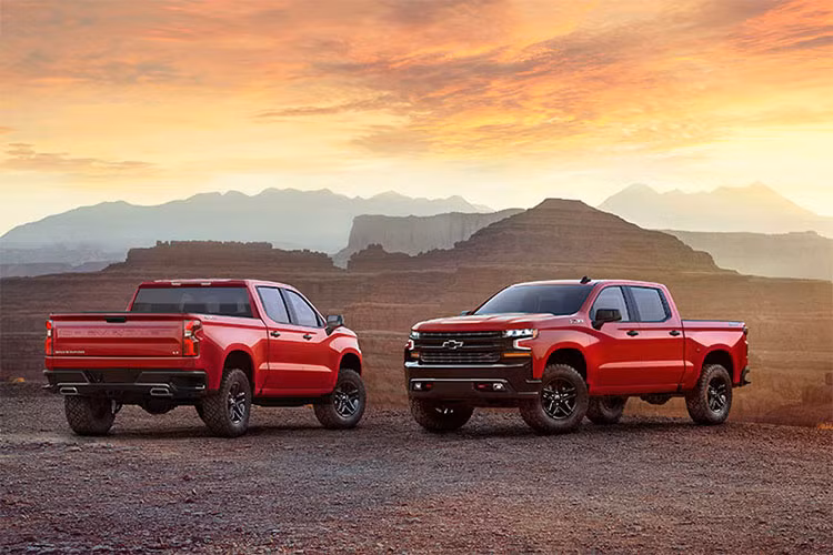 Mẫu xe bán tải cỡ lớn Chevrolet Silverado 2019 mới đã chính thức trình làng trong triển lãm ôtô Detroit 2018 diễn ra vào tháng 1 năm nay. Sau 4 tháng, hãng Chevrolet tiếp tục bổ sung 1 động cơ mới cho đối thủ của Ford F-Series và Ram 1500, đó là máy xăng 4 xi-lanh, dung tích 2,7 lít.