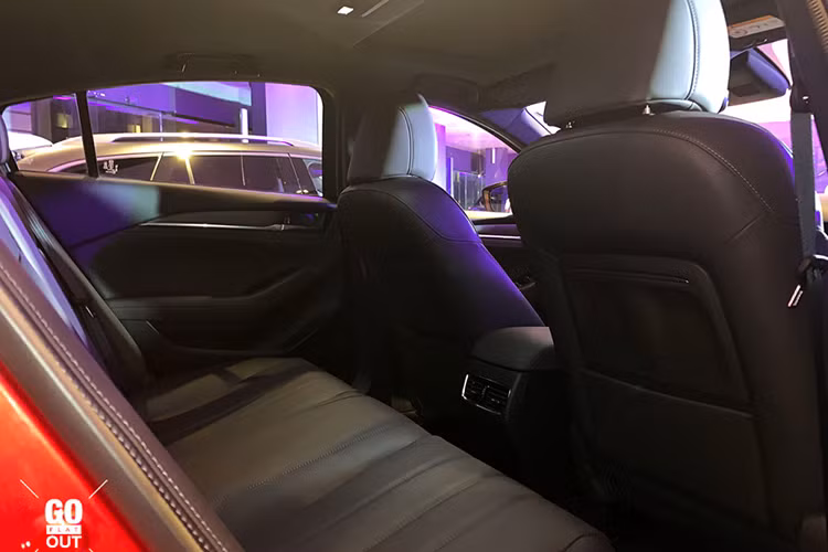 Điều ngạc nhiên là Mazda6 Turbo 2019 tại Philippines sẽ không có hệ thống i-Stop giúp tự động ngắt máy khi xe dừng lâu. Bù lại, Mazda6 Turbo 2019 mới này sẽ được trang bị hệ thống cảnh báo phương tiện cắt ngang khi lùi vốn không có trên bản máy dầu.