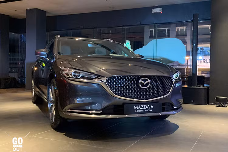 Tại thị trường Philippines, giá xe Mazda6 Sports Wagon 2019 được bán khởi điểm từ 1,995 triệu Peso (khoảng 903 triệu đồng). Con số tương ứng của Mazda6 Turbo 2019 là 2,25 triệu Peso (khoảng 1,01 tỷ đồng). Như vậy, Mazda6 Turbo 2019 có giá ngang ngửa với phiên bản máy dầu. Sẽ không ngạc nhiên nếu Mazda6 2019 sẽ về Việt Nam trong tương lai để cạnh tranh với Toyota Camry 2019.