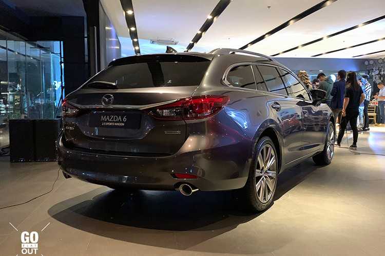 Chưa hết, hãng Mazda còn giới thiệu cả phiên bản station wagon thực dụng có tên Sports Wagon của Mazda6 2019 với khách hàng Philippines. Xe sở hữu động cơ xăng SkyActiv-G 4 xi-lanh, hút khí tự nhiên, dung tích 2,5 lít, tạo ra công suất tối đa 190 mã lực và mô-men xoắn cực đại 252 Nm. Trong khi đó, các trang bị nội - ngoại thất của Mazda6 Sports Wagon 2019 về cơ bản là giống phiên bản sedan.