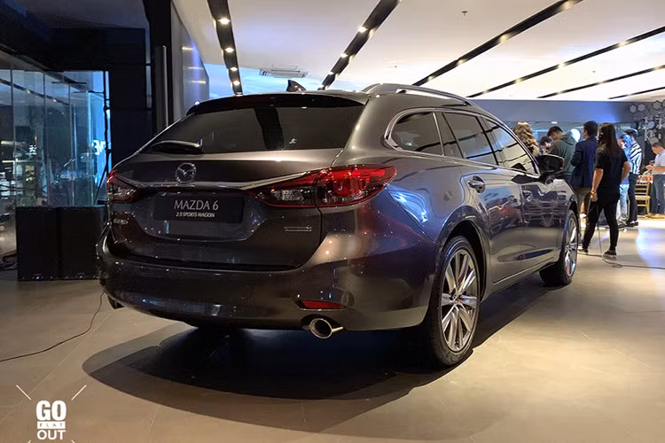 Chưa hết, hãng Mazda còn giới thiệu cả phiên bản station wagon thực dụng có tên Sports Wagon của Mazda6 2019 với khách hàng Philippines. Xe sở hữu động cơ xăng SkyActiv-G 4 xi-lanh, hút khí tự nhiên, dung tích 2,5 lít, tạo ra công suất tối đa 190 mã lực và mô-men xoắn cực đại 252 Nm. Trong khi đó, các trang bị nội - ngoại thất của Mazda6 Sports Wagon 2019 về cơ bản là giống phiên bản sedan.