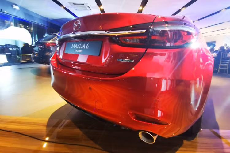 Về trang bị, Mazda6 Turbo 2019 mới không có gì khác so với phiên bản máy dầu đang bán ra tại thị trường này. Xe cũng được trang bị vành hợp kim 19 inch, hệ thống đèn pha thích ứng, đèn hậu LED và cửa sổ trời.