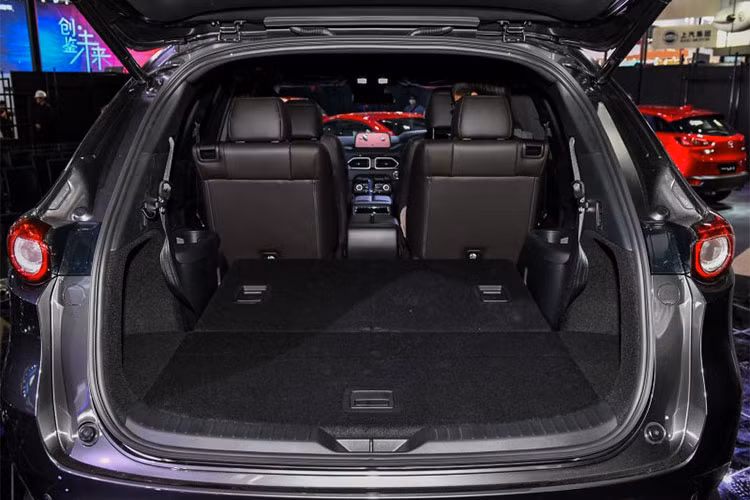 Mazda CX-8 2018 mới được trang bị 6 hoặc 7 chỗ. Ở phiên bản 6 chỗ, hàng ghế thứ 2 của xechỉ có 2 ghế thương gia tách riêng nhau. hi hàng ghế thứ 3 không gập xuống, thể tích khoang hành lý của Mazda CX-8 là 239 lít. Con số tương ứng khi hàng ghế thứ 3 gập xuống là 572 lít.