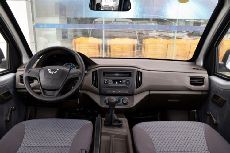 Là mẫu xe giá rẻ ên trong nội thất của Rong Guang khá nghèo nàn với vô lăng thiết kế dạng 3 chấu mang thương hiệu SAIC, các chi tiết bên trong được ốp nhựa cứng, ghế ngồi dạng nỉ, trang bị giải trí chỉ có đài FM...