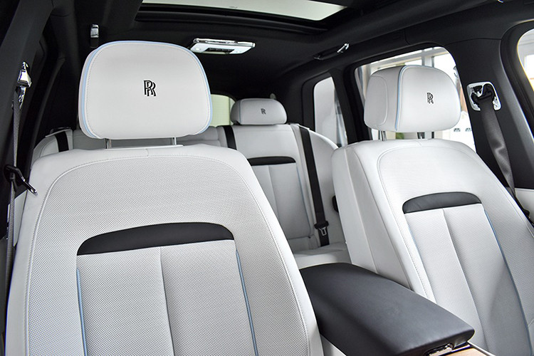 So với những mẫu xe Rolls-Royce khác, Cullinan 2019 được trang bị vô lăng dày dặn và nhỏ hơn. Trong khi đó, trên mặt táp-lô lần đầu tiên xuất hiện màn hình cảm ứng trung tâm dành cho hệ thống thông tin giải trí. Nếu không dùng màn hình này, người lái có thể chỉnh hệ thống thông tin giải trí thông qua núm xoay có biểu tượng Spirit of Ecstasy trên cụm điều khiển trung tâm.