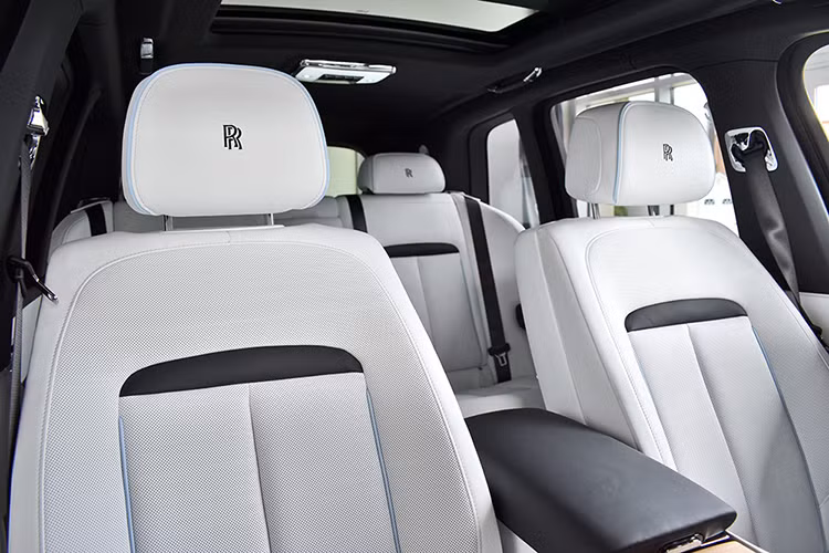 So với những mẫu xe Rolls-Royce khác, Cullinan 2019 được trang bị vô lăng dày dặn và nhỏ hơn. Trong khi đó, trên mặt táp-lô lần đầu tiên xuất hiện màn hình cảm ứng trung tâm dành cho hệ thống thông tin giải trí. Nếu không dùng màn hình này, người lái có thể chỉnh hệ thống thông tin giải trí thông qua núm xoay có biểu tượng Spirit of Ecstasy trên cụm điều khiển trung tâm.