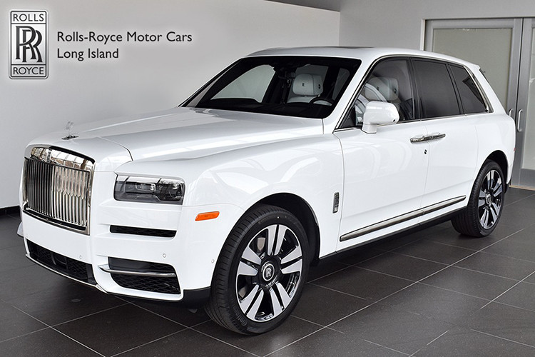 Tại Việt Nam, Cullinan sẽ là siêu phẩm tiếp theo của Rolls-Royce xuất hiện trong năm 2019. Chiếc Phantom VIII đã về nước khiến người Việt càng trở nên nóng lòng hơn khi chờ đợi chiếc SUV hạng sang mới này, mặc dù giá xe Rolls-Royce Cullinan khá đắt đỏ.