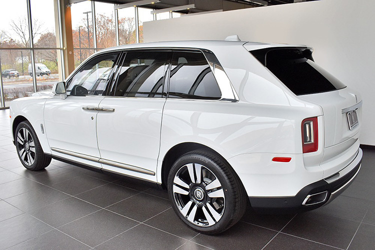 Cullinan là SUV đầu tiên của Rolls-Royce được bán thương mại rộng rãi ra thị trường. Xe được coi như một Phantom gầm cao, mang những tinh tuý trong khoang cabin của Phantom lên một chiếc SUV. Với thiết kế mới, nó đã phá vỡ truyền thống từ trước đến nay cua hãng xe siêu sang Rolls-Royce, biến Cullinan thành mẫu xe thực dụng nhất.