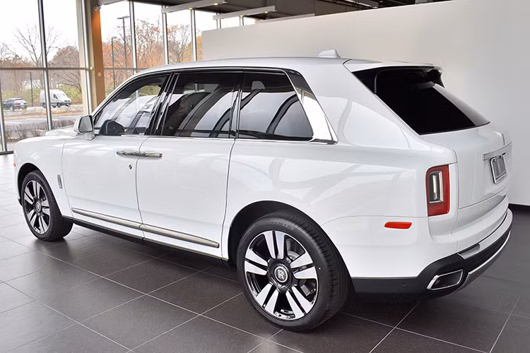 Cullinan là SUV đầu tiên của Rolls-Royce được bán thương mại rộng rãi ra thị trường. Xe được coi như một Phantom gầm cao, mang những tinh tuý trong khoang cabin của Phantom lên một chiếc SUV. Với thiết kế mới, nó đã phá vỡ truyền thống từ trước đến nay cua hãng xe siêu sang Rolls-Royce, biến Cullinan thành mẫu xe thực dụng nhất.