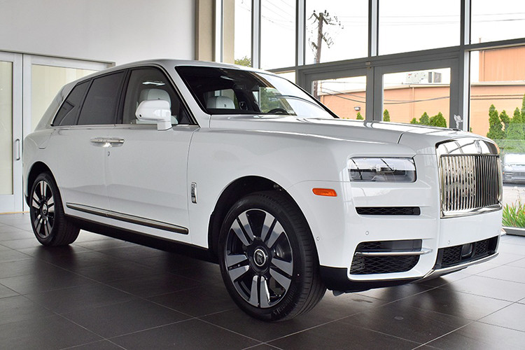 Để cạnh tranh với Bentley Bentayga, Rolls-Royce sẽ sử dụng động cơ tăng áp V12 trên Cullinan, dung tích 6,75 lít, cho công suất tối đa 563 mã lực và mô-men xoắn cực đại 850 Nm. Hộp số tự động 8 cấp. Xe được xây dựng trên kết cấu khung gầm bằng nhôm và hệ dẫn động bốn bánh, đi kèm các trang bị và công nghệ mới nhất.