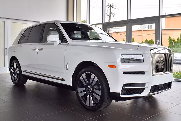 Để cạnh tranh với Bentley Bentayga, Rolls-Royce sẽ sử dụng động cơ tăng áp V12 trên Cullinan, dung tích 6,75 lít, cho công suất tối đa 563 mã lực và mô-men xoắn cực đại 850 Nm. Hộp số tự động 8 cấp. Xe được xây dựng trên kết cấu khung gầm bằng nhôm và hệ dẫn động bốn bánh, đi kèm các trang bị và công nghệ mới nhất.