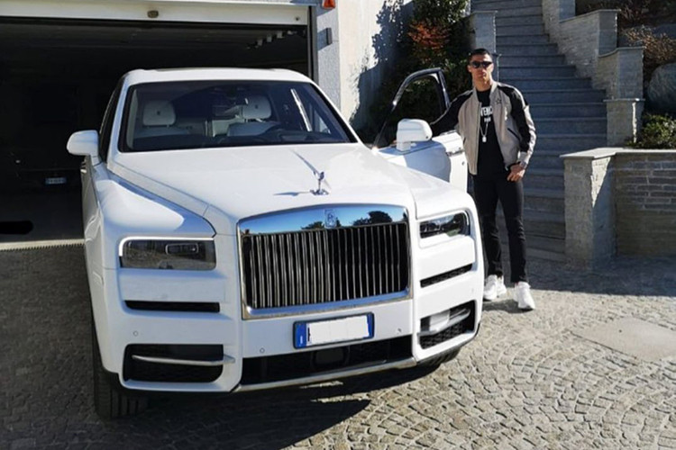 Mới đây, trên trang Instagram cá nhân, ngôi sao sân cỏ Cristiano Ronaldo đã chia sẻ hình ảnh chiếc SUV siêu sang Rolls-Royce Cullinan mới bên garage của mình. Bức ảnh nhanh chóng nhận được sự quan tâm của người hâm hộ bóng đá cũng như người yêu thích xe hơi.