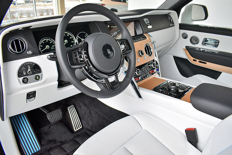 Nội thất bên trong chiếc xe SUV Rolls-Royce Cullinan của Ronaldo cũng có màu trắng muốt. Xe được trang bị ghế lái có tính năng sưởi và thông khí để đảm bảo cảm giác thoải mái nhất cho người lái, bảng đồng hồ kỹ thuật số thế hệ mới nhất và vô lăng bọc da/ốp gỗ hàng hiệu.