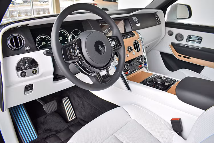 Nội thất bên trong chiếc xe SUV Rolls-Royce Cullinan của Ronaldo cũng có màu trắng muốt. Xe được trang bị ghế lái có tính năng sưởi và thông khí để đảm bảo cảm giác thoải mái nhất cho người lái, bảng đồng hồ kỹ thuật số thế hệ mới nhất và vô lăng bọc da/ốp gỗ hàng hiệu.