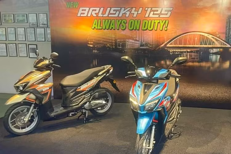  Kawasaki Brusky 125 2024 mới đây đã được hãng xe môtô Nhật Bản tung ra thị trường quốc đảo Philippines. Đây là sản phẩm mà Kawasaki kết hợp với nhà sản xuất xe máy Malaysia Modenas. Brusky 125 mang thiết kế hiện đại, thể thao, và mang đồ họa trên thân xe một cách hấp dẫn.