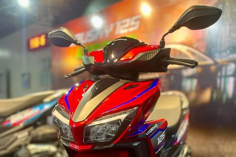 Hệ thống đèn chiếu sáng trên xe hoàn toàn bằng bóng LED, kể cả là loại đèn xi nhan, đèn phanh và hệ thống đèn chạy ngày DRL. Trên Brusky 125 còn có hệ thống đèn báo khẩn cấp, tạo tín hiệu đèn xi nhan nháy đồng thời trong tình huống khẩn cấp.