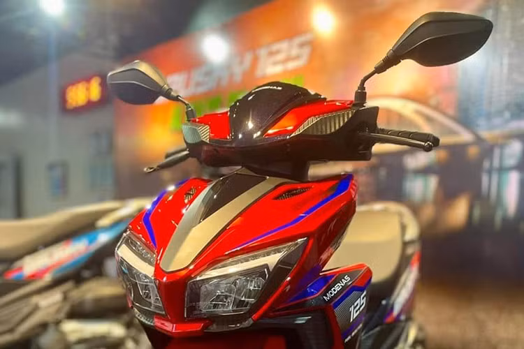 Hệ thống đèn chiếu sáng trên xe hoàn toàn bằng bóng LED, kể cả là loại đèn xi nhan, đèn phanh và hệ thống đèn chạy ngày DRL. Trên Brusky 125 còn có hệ thống đèn báo khẩn cấp, tạo tín hiệu đèn xi nhan nháy đồng thời trong tình huống khẩn cấp.