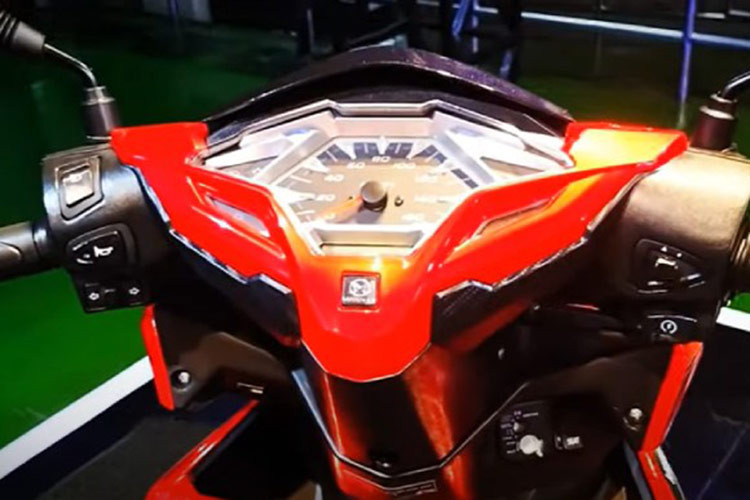 Cụm đồng hồ điều khiển của Brusky 125 loại analog truyền thống, có tích hợp một màn hình nhỏ kỹ thuật số. Bình xăng xe có dung tích 5,1 lít. Yên ngồi xe rộng, phía dưới có cốp đựng đồ rộng 14 lít. Phía trước xe có hộc đựng đồ nhỏ, có ổ sạc USB, có thể sạc điện thoại thông minh và các thiết bị điện tử cầm tay. 