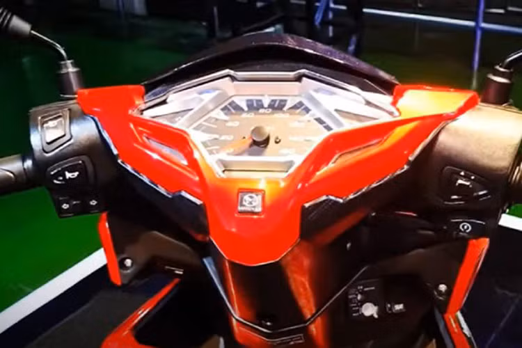 Cụm đồng hồ điều khiển của Brusky 125 loại analog truyền thống, có tích hợp một màn hình nhỏ kỹ thuật số. Bình xăng xe có dung tích 5,1 lít. Yên ngồi xe rộng, phía dưới có cốp đựng đồ rộng 14 lít. Phía trước xe có hộc đựng đồ nhỏ, có ổ sạc USB, có thể sạc điện thoại thông minh và các thiết bị điện tử cầm tay. 