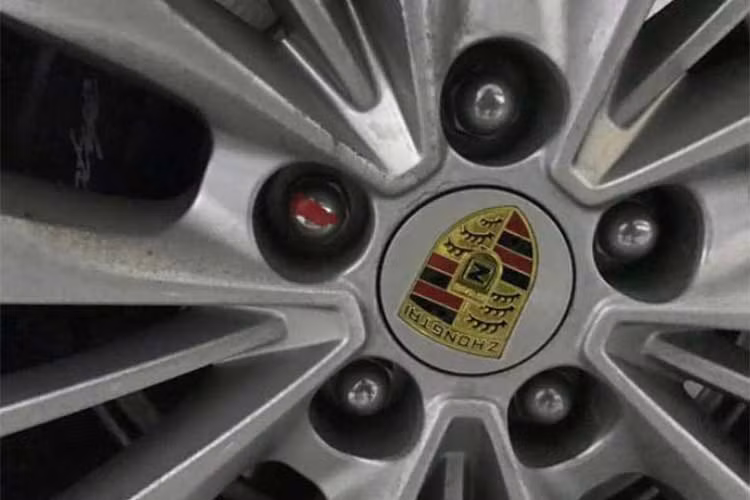 "Khi đó, tôi nghĩ anh chàng giàu có này thật khiêm tốn. Chính bởi phẩm chất đó nên tôi quyết định tiến tới tình cảm sâu hơn," cô gái cho biết. Sau khi biết sự thật, cô gái nhanh chóng chia tay người yêu với lý do khiến cô xấu hổ trước mặt bạn bè và người thân của mình.