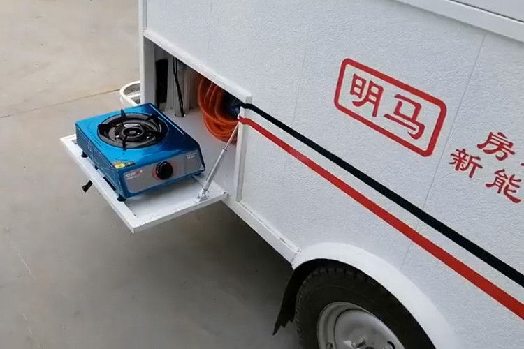 Xịn hơn tất cả là có mẫu được lắp hẳn vòi tắm hoa sen. Điện được cung cấp thông qua một máy phát điện tích hợp trong và bình nhiên liệu. Xinge lưu ý rằng chiếc RV đã từng có sẵn dưới dạng phiên bản chạy bằng xăng, do vậy nó có thể dễ dàng trang bị thêm một nguồn năng lượng như máy phát điện thay cho động cơ đốt trong.