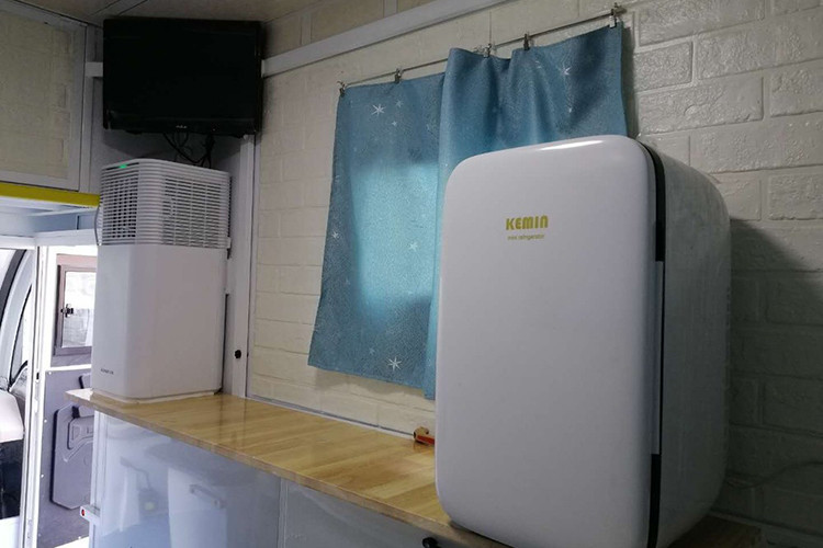 Bên trong xe không gian nội thất phân cực với các bức tường màu trắng, trần treo giả và thậm chí những tấm gỗ ốp sàn. Một số mẫu có thể được trang bị bàn đá cẩm thạch giả, trong khi một số khác lại có một cái quầy bàn nhỏ để tăng thêm không gian. Những trang bị tiện nghi khác bao gồm TV màn hình phẳng cỡ nhỏ, điều hòa di động và tủ lạnh mini.