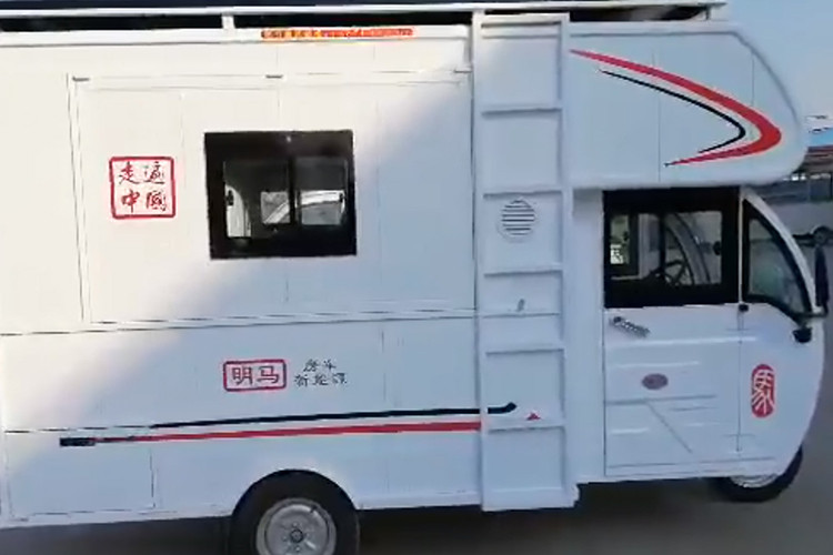 Chiếc xe mang tính biệt lập, vừa đủ tiện nghi và thậm chí người sử dụng sẽ không cần phải bước chân ra khỏi “không gian bong bóng của mình”. Dáng vẻ bên ngoài của chiếc xe chống dịch Covid-19 này, nó trông giống một sự pha trộn giữa RV truyền thống và một chiếc “tuk tuk”.