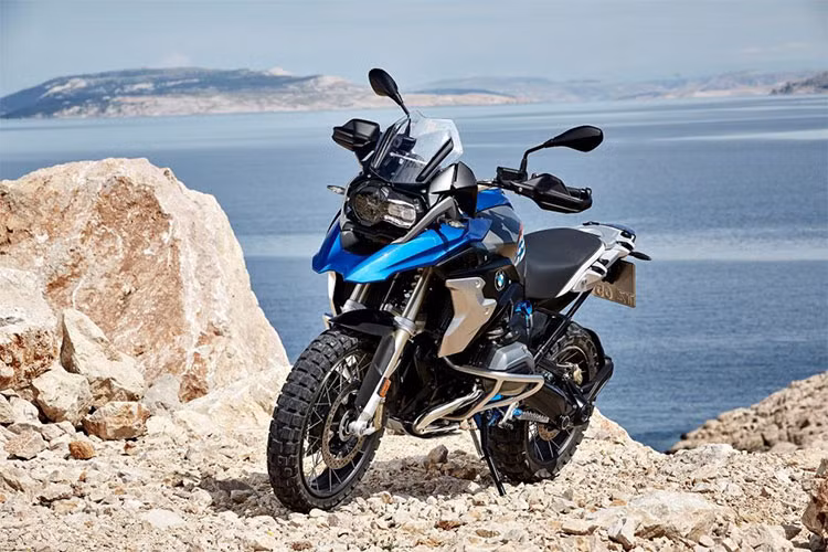 Tương tự như thế hệ hiện tại, BMW R1250GS phiên bản 2019 cũng sẽ có nhiều tùy chọn chiều cao yên nhằm đáp ứng nhu cầu cũng như sự thoải mái cần thiết nhằm tuỳ biến cho các đối tượng khách hàng khác nhau.