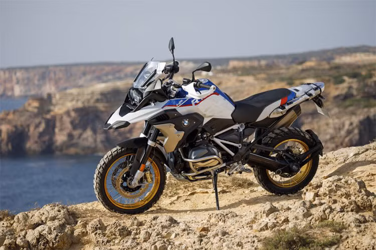 Trước khi chính thức ra mắt thế hệ xe adventure mới tới thị trường, BMW Motorrad đã chính thức đăng tải hình ảnh chi tiết và thông tin của mẫu xe môtô BMW R1250GS phiên bản 2019 hoàn toàn mới tới người dùng.