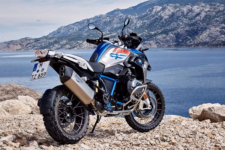 Ngoài ra, thế hệ động cơ mới cũng không dùng xích cam mắt tròn nữa mà trang bị xích cam mắt răng, cùng với đó là kim phun đôi ở mỗi buồng đốt. Chính thay đổi này giúp BMW R1250GS 2019 đạt được công suất và mômen xoắn cao hơn so với phiên bản hiện đang bán trên thị trường.