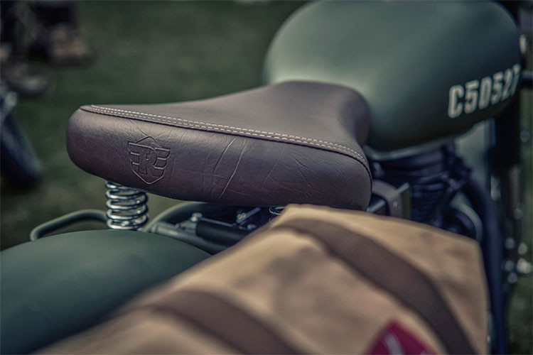 Ngoài ra, chiếc Royal Enfield Classic 500 Pegasus đặc biệt này cũng sẽ có những món trang bị cá tính như túi hông gắn ở sau xe với logo Pegasus, bao tay màu nâu, dây đai da với khóa bằng đồng ở bầu gió...