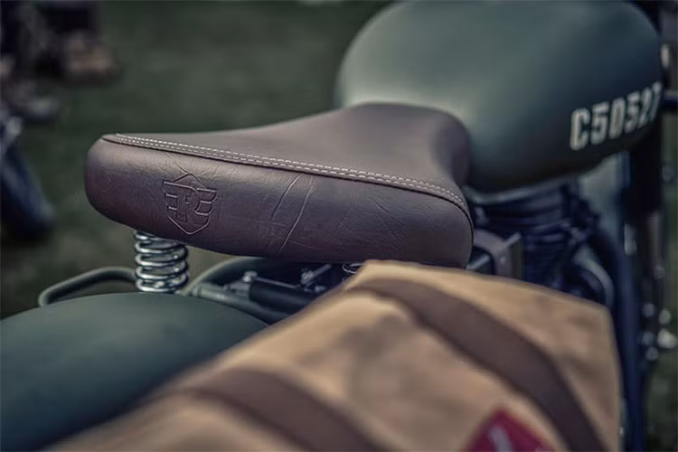 Ngoài ra, chiếc Royal Enfield Classic 500 Pegasus đặc biệt này cũng sẽ có những món trang bị cá tính như túi hông gắn ở sau xe với logo Pegasus, bao tay màu nâu, dây đai da với khóa bằng đồng ở bầu gió...