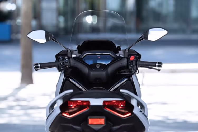 Bảng đồng hồ của XMAX 300 gồm hai màn hình kỹ thuật số. Màn hình phía trên hiển thị tốc độ, mức nhiên liệu và tổng quãng đường, trong khi màn hình lớn phía dưới hiển thị vòng tua máy, thời gian, nhiệt độ cùng các thông số vận hành khác.