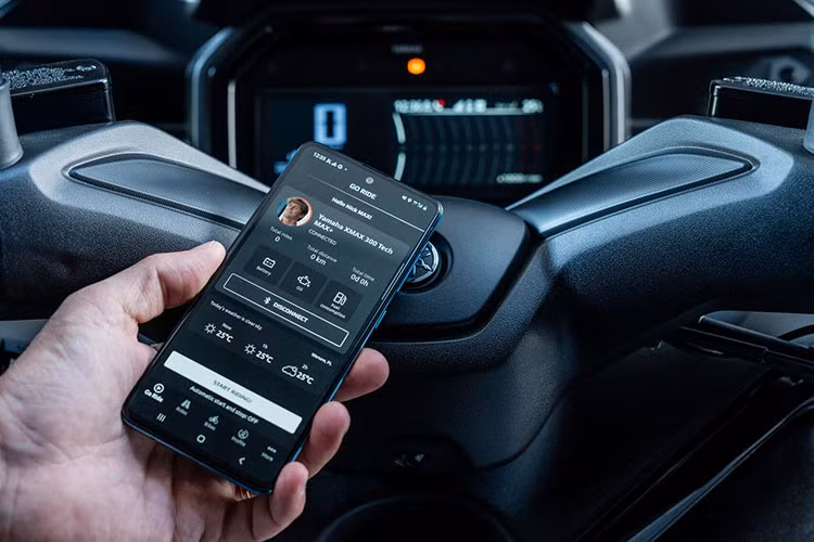 Mặc dù sở hữu động cơ dung tích lớn, Yamaha XMAX 300 có mức tiêu hao nhiên liệu trung bình khoảng 3,26 lít/100 km - thấp hơn một chút so với các đối thủ trong phân khúc. Dung tích cốp không được công bố chi tiết, nhưng Yamaha khẳng định cốp xe có thể chứa vừa hai mũ bảo hiểm cả đầu. 