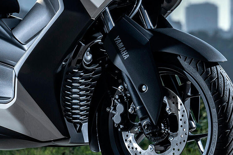 Yamaha XMAX 300 2025 sở hữu khối động cơ 292cc, cung cấp công suất tối đa 20,6 kW tại 7.250 vòng/phút và mô-men xoắn cực đại 29 Nm tại 5.750 vòng/phút.