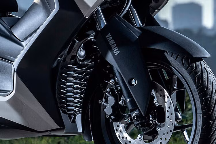 Yamaha XMAX 300 2025 sở hữu khối động cơ 292cc, cung cấp công suất tối đa 20,6 kW tại 7.250 vòng/phút và mô-men xoắn cực đại 29 Nm tại 5.750 vòng/phút.