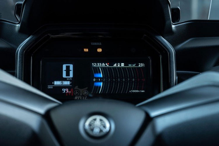 Yamaha trang bị hàng loạt tiện ích hiện đại cho XMAX 300 2025. Mẫu xe này sở hữu hệ thống đèn LED toàn bộ, phanh ABS trước và sau, hệ thống kiểm soát lực kéo, chìa khóa thông minh Smartkey và yên xe hai tầng công thái học.